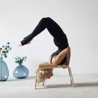 Por qué los terapeutas de yoga recomiendan una silla de yoga