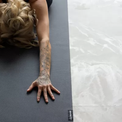 Каучуковый бюджетный коврик Yoga Light Grey
